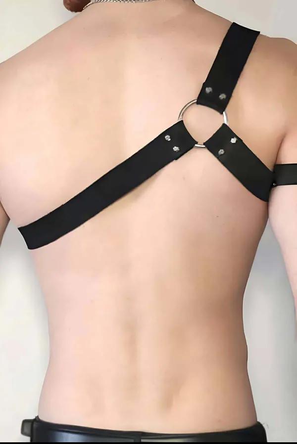 Siyah vegan deri tek omuz erkek harness beş gümüş O-halka ve altın zincir şerit detaylı