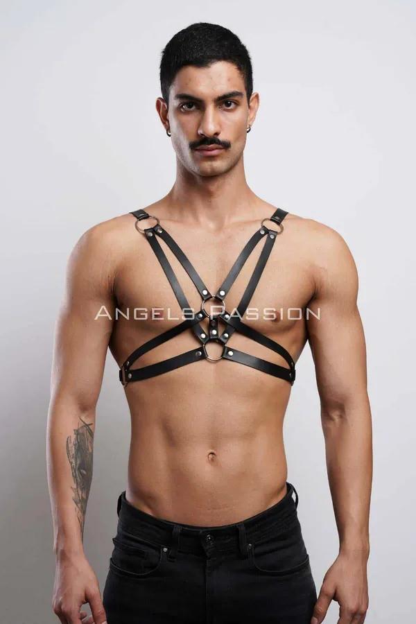 Siyah vegan deri erkek göğüs harness çapraz bantlar ve 8 krom O-halka t-shirt üzeri aksesuar