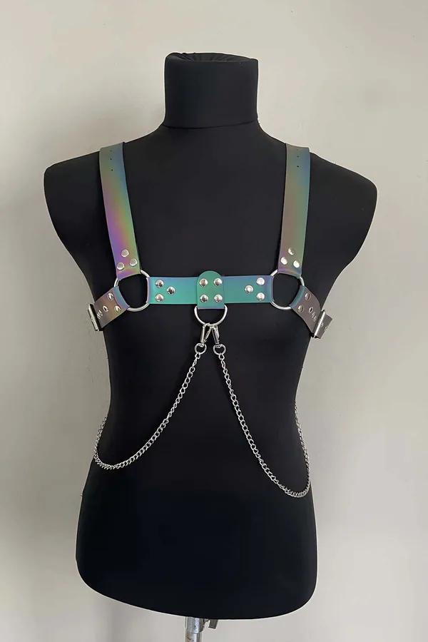 Rainbow holografik reflektörlü vegan deri erkek göğüs harness, gümüş O-ring ve sarkan metal zincir detayı