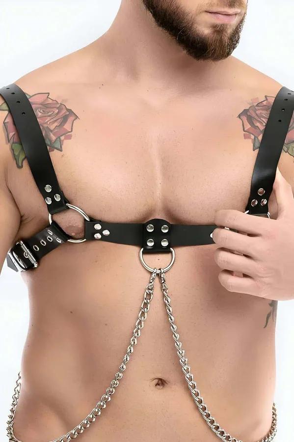 siyah vegan deri erkek bulldog göğüs harness gümüş zincir ve O-halka detayı önden görünüm