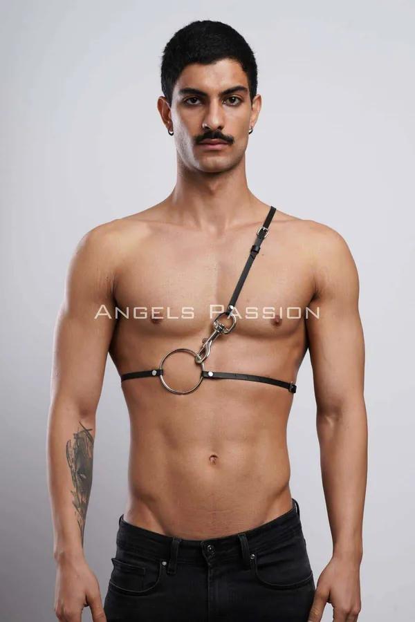 siyah vegan deri erkek göğüs harness tek omuz kayışı ve büyük gümüş O-ring detayı ile gömlek kemeri