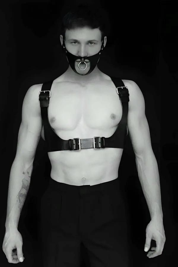Siyah vegan deri erkek göğüs harness ve O-ringli yüz maskesi seti, gümüş metal toka detayı