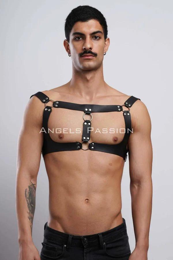 Siyah vegan deri erkek göğüs harness çift gümüş O-halka ve perçin detayı clubwear aksesuar