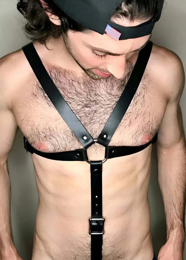 siyah suni deri erkek çapraz göğüs harness kemeri metal O-halka ve kare toka detayı