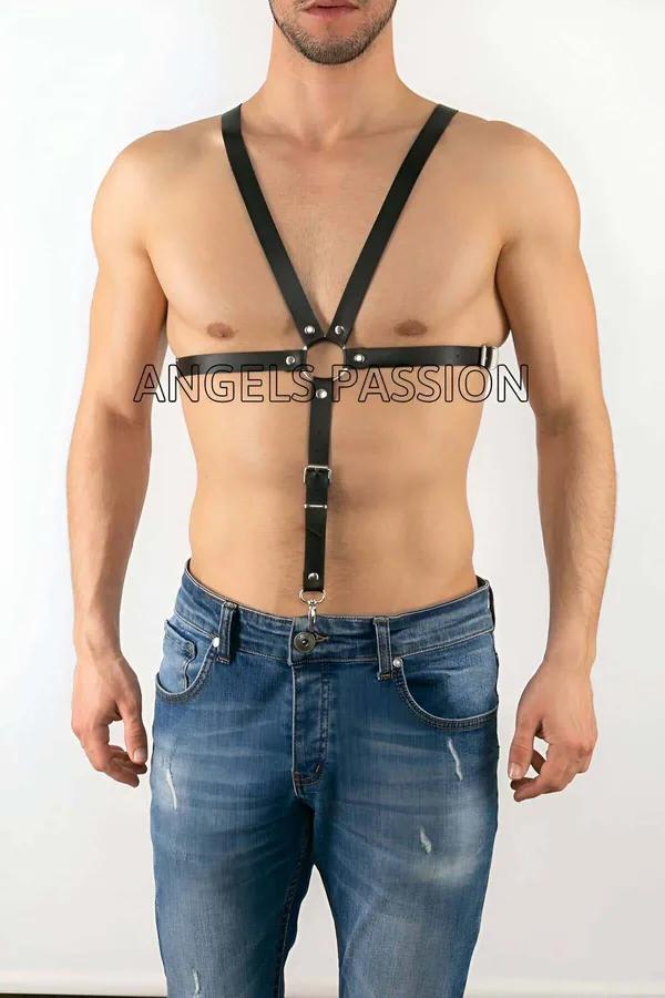Siyah suni deri Y-kesim erkek göğüs harness gümüş metal toka ve karabina kanca ile