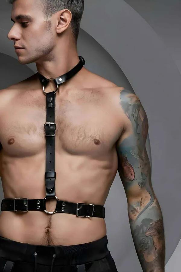 Erkek siyah vegan deri boyunluklu bel kemeri harness, gümüş D-halka ve çift toka detaylı
