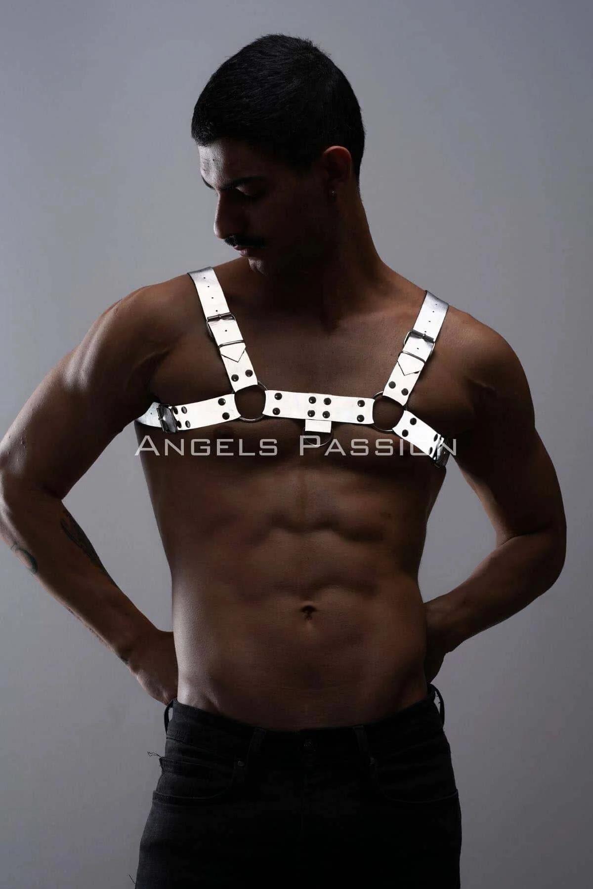 Reflektörlü beyaz erkek göğüs harness siyah metal O-ring ve perçinli H-biçimli partywear tasarımı