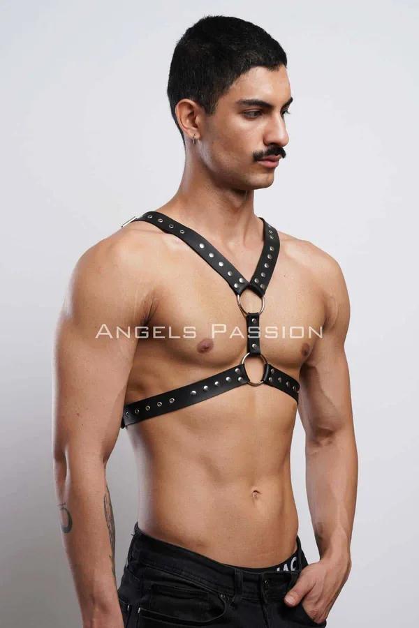 perçin detaylı siyah vegan deri erkek göğüs harness gümüş O-ring ve metal toka ile önden görünüm