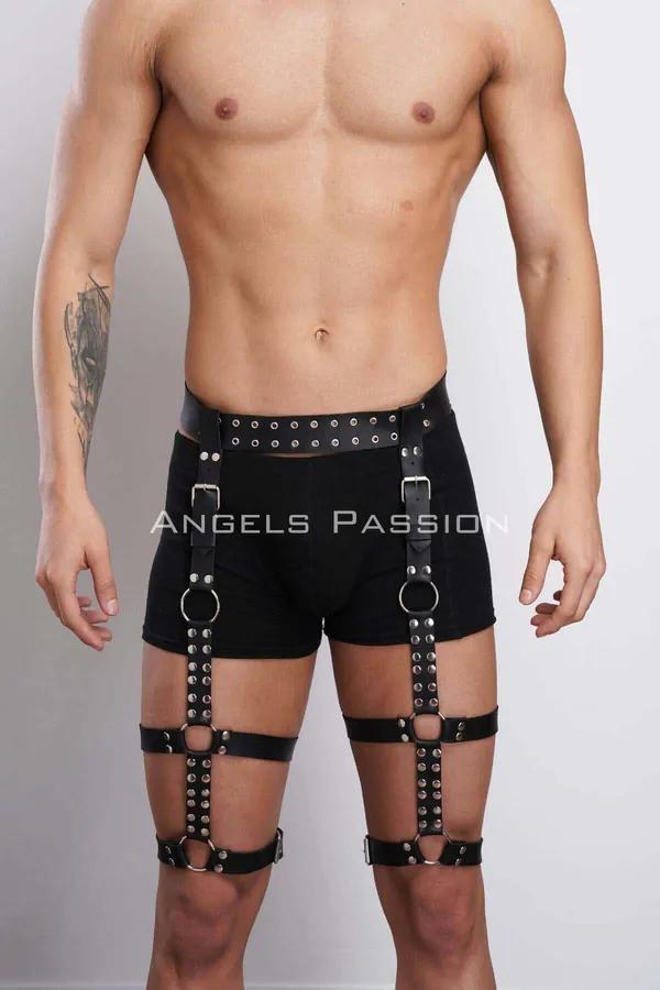 Perçinli siyah vegan deri erkek bacak harness, gümüş O-ring ve toka detayı, uyluk jartiyer kayışları