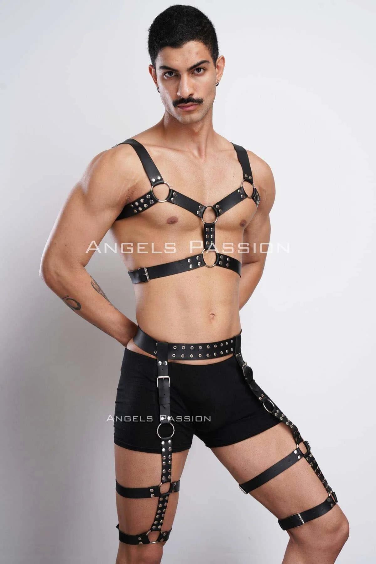 Siyah vegan deri erkek göğüs ve bacak harness takımı, gümüş O-ring ve perçin detaylı çok bantlı yapı