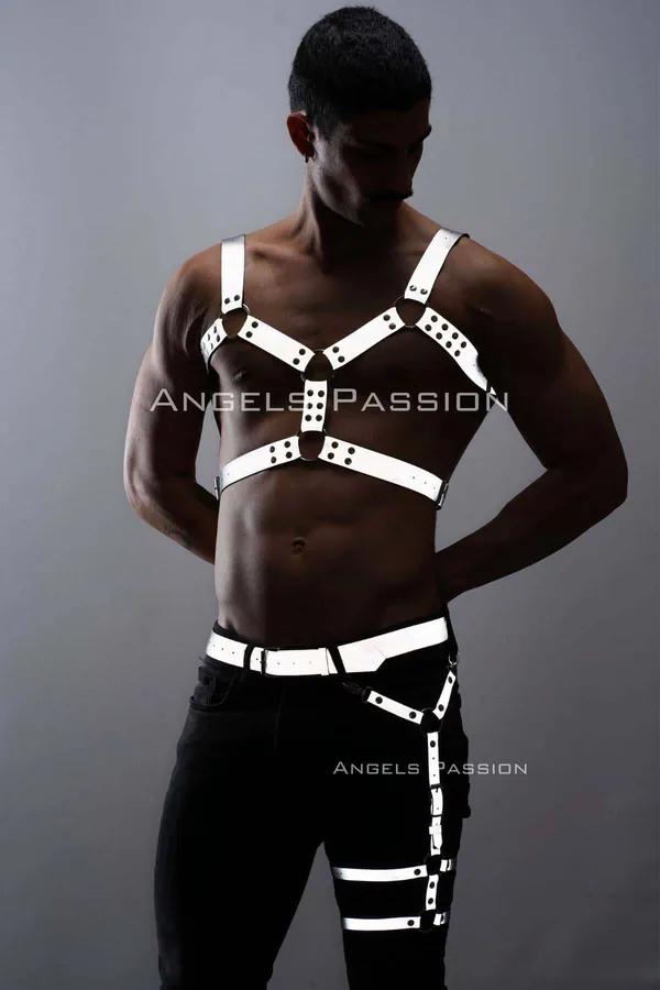 Reflektörlü beyaz vegan deri erkek göğüs ve bacak harness takım, siyah metal toka ve perçinli X bant