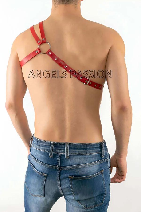 kırmızı suni deri tek omuz erkek harness gümüş O-ring ve metal perçin detayı önden görünüm