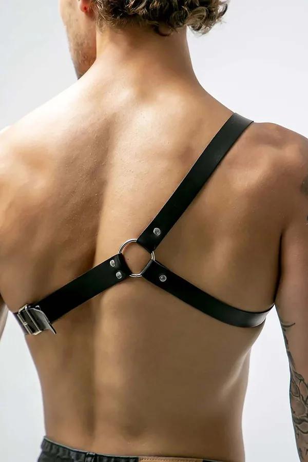 siyah vegan deri tek omuz erkek harness gümüş O-ring ve metal toka ile göğüs üzerinde