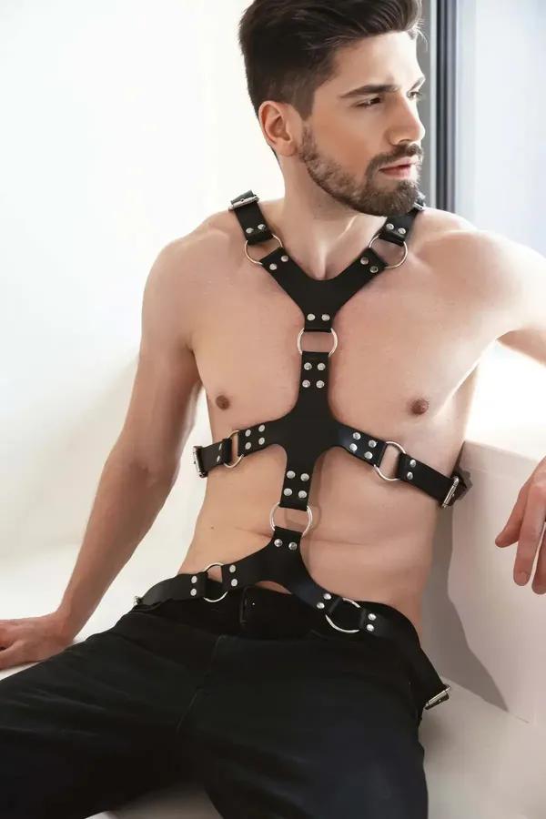 erkek siyah vegan deri göğüs harness gümüş D-halka ve perçin detayı çapraz kayış konfigürasyonu