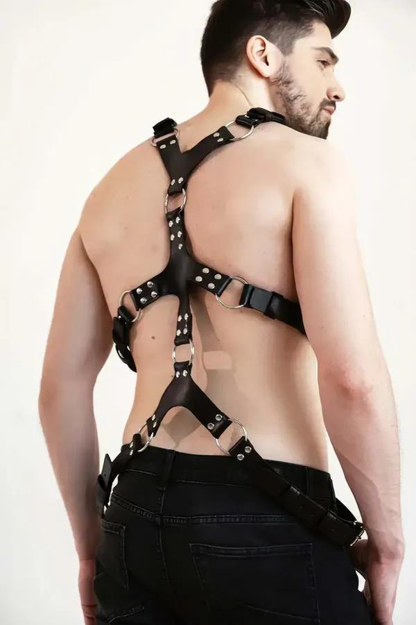 erkek siyah vegan deri göğüs harness gümüş D-halka ve perçin detayı çapraz kayış konfigürasyonu