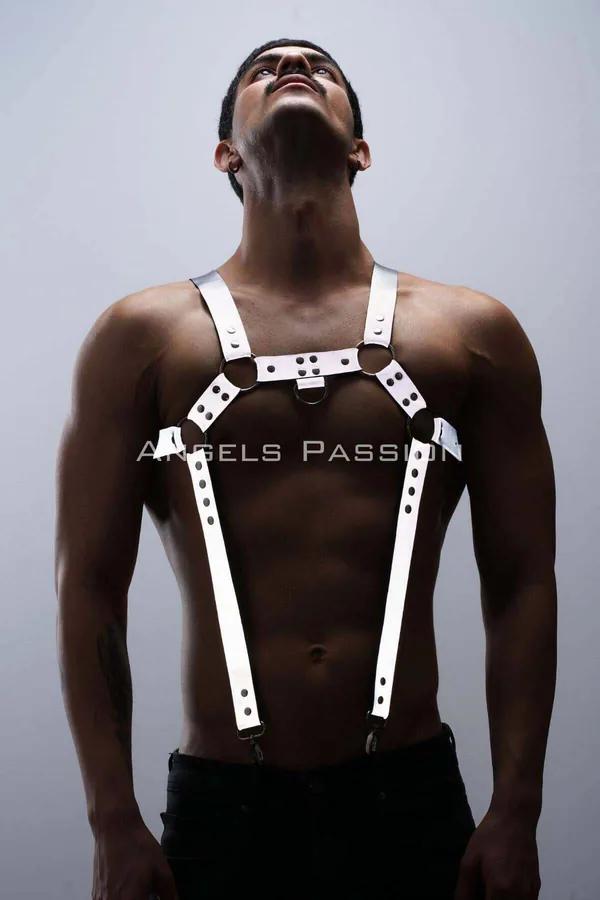 Reflektörlü beyaz PU bant erkek göğüs harness ve pantolon askısı, metal halka ve siyah perçin detayı, clubwear