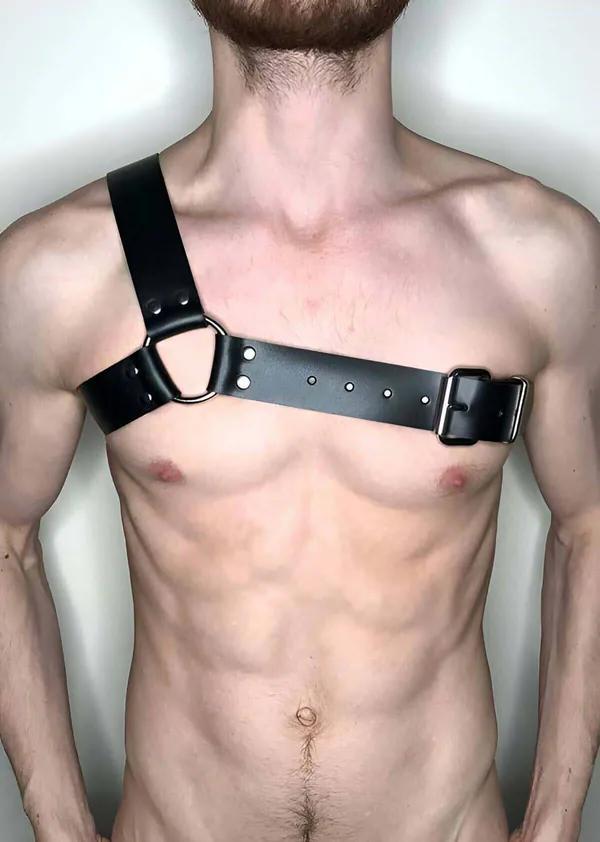 siyah suni deri tek omuz erkek harness gümüş D-halka ve kare toka ile göğüste