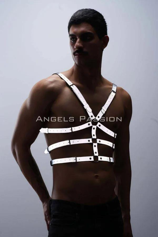 Reflektörlü beyaz erkek göğüs harness X-çapraz bant düzeni ve metal O-ring ile gövde üzerinde