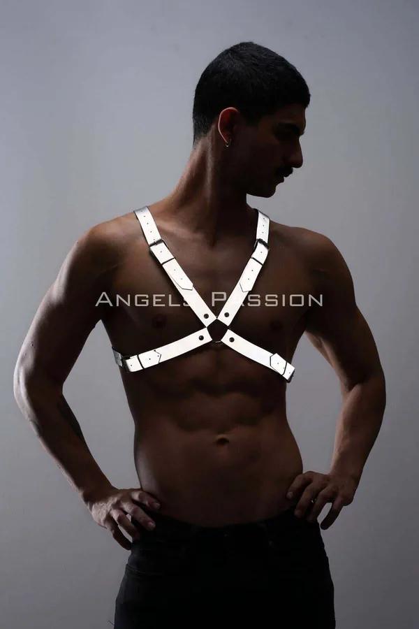 Reflektörlü beyaz X-çapraz erkek göğüs harness gümüş metal çıtçıt tokalar ile üstsüz giyim