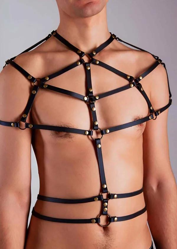 Erkek harness örümcek ağı siyah vegan deri geometrik bant bronz perçin ve O-ring detay