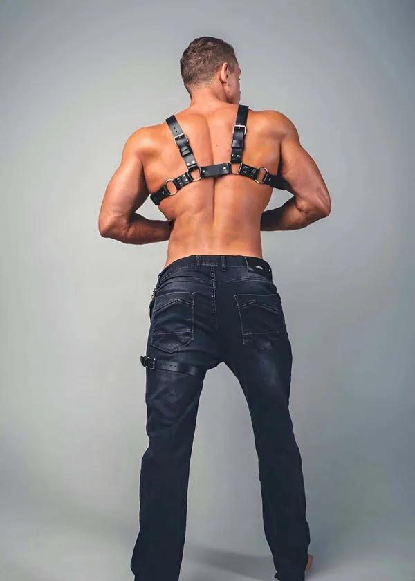 Siyah PU deri erkek göğüs harness gümüş D-ring ve perçin detaylı kasli erkek modelde