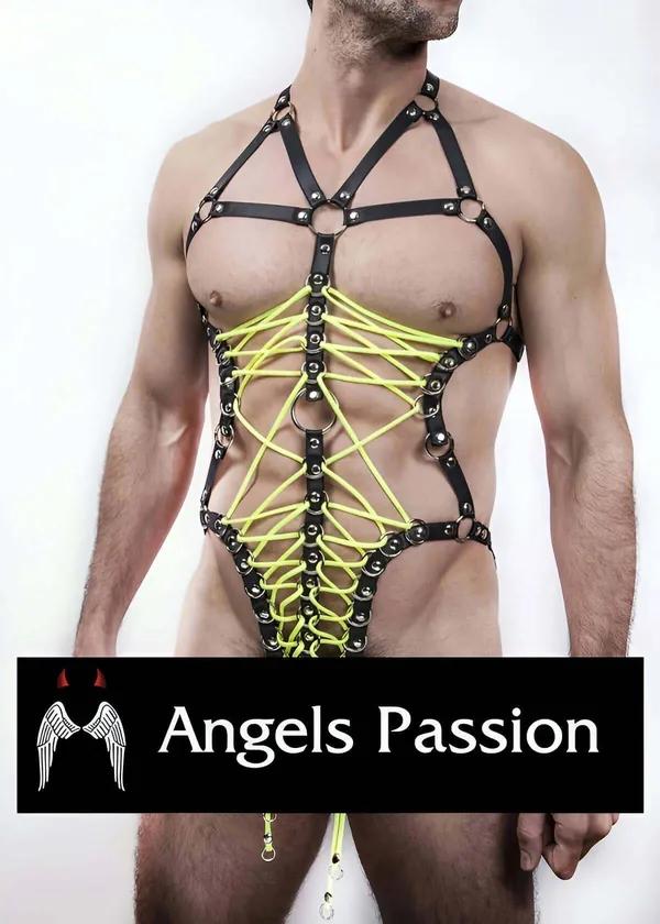 Erkek tam vücut harness siyah vegan deri neon sarı lastik çapraz örgü gümüş O-halka ve rivet detaylı