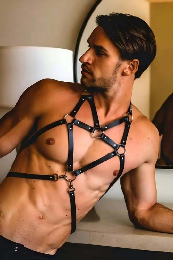 siyah suni deri erkek vücut harness altın O-ring donanımlı çapraz şerit tasarım