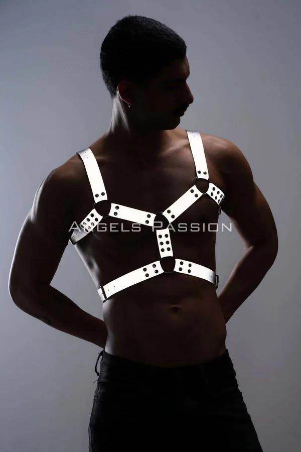 reflektörlü erkek göğüs harness beyaz PU vegan deri metal O-halka ve perçin detayı