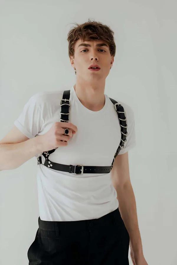 siyah vegan deri erkek harness D halka detaylı gümüş metal toka, beyaz tişört üzerine giyilmiş