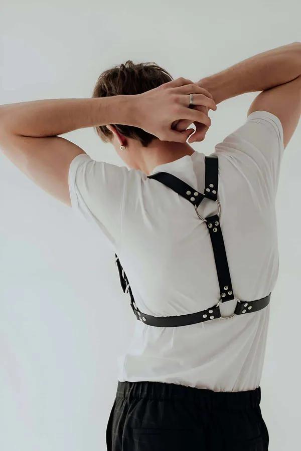 siyah vegan deri erkek harness D halka detaylı gümüş metal toka, beyaz tişört üzerine giyilmiş