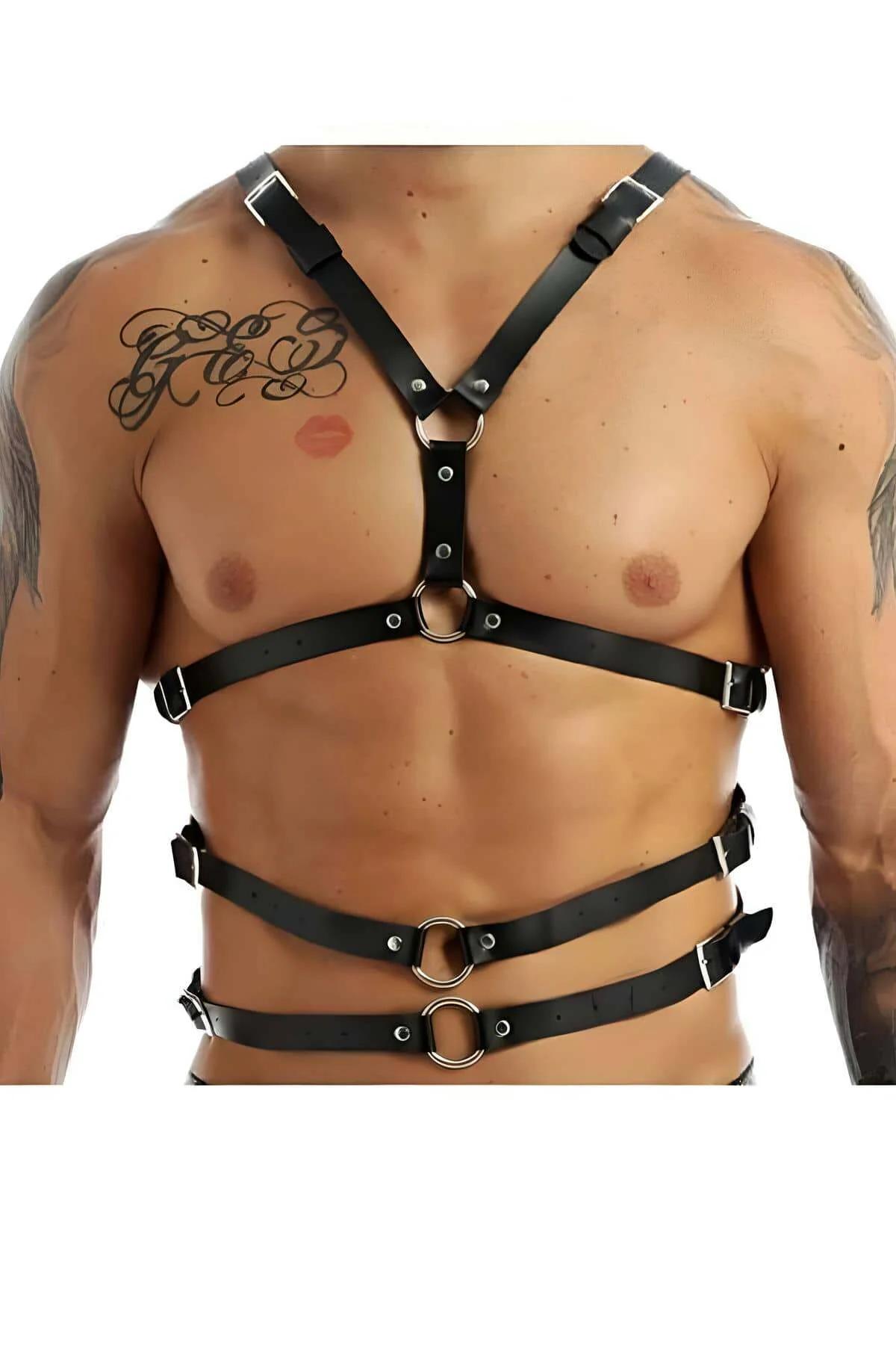 Siyah vegan deri erkek göğüs harness gümüş O-ring ve pim-kilit toka detayı önden görünüm