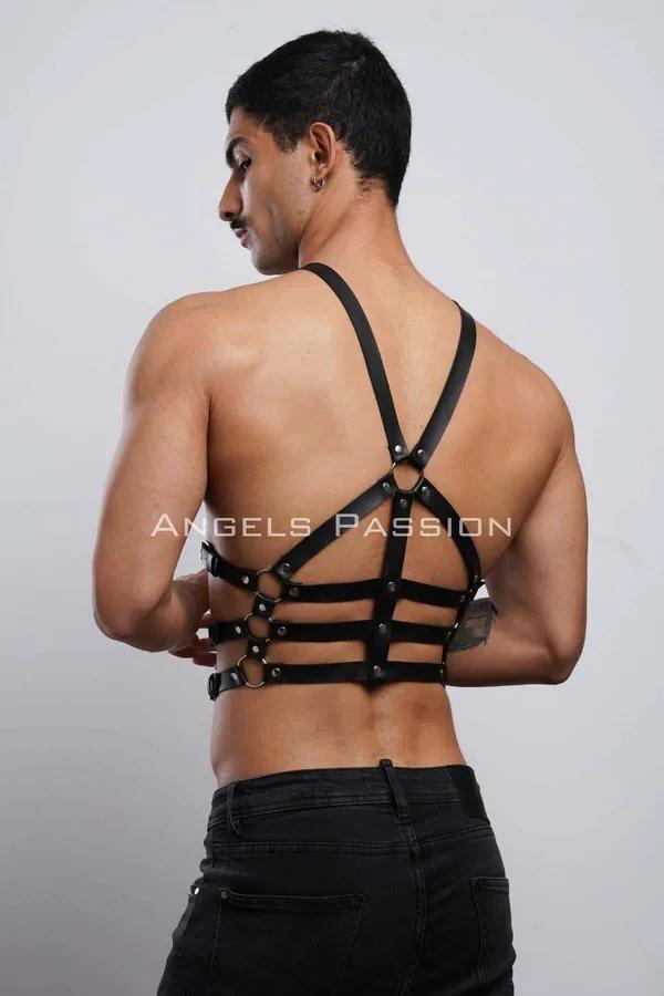 Siyah vegan deri erkek harness sırt görünümü altın O-halkalı kafes kayış tasarımı