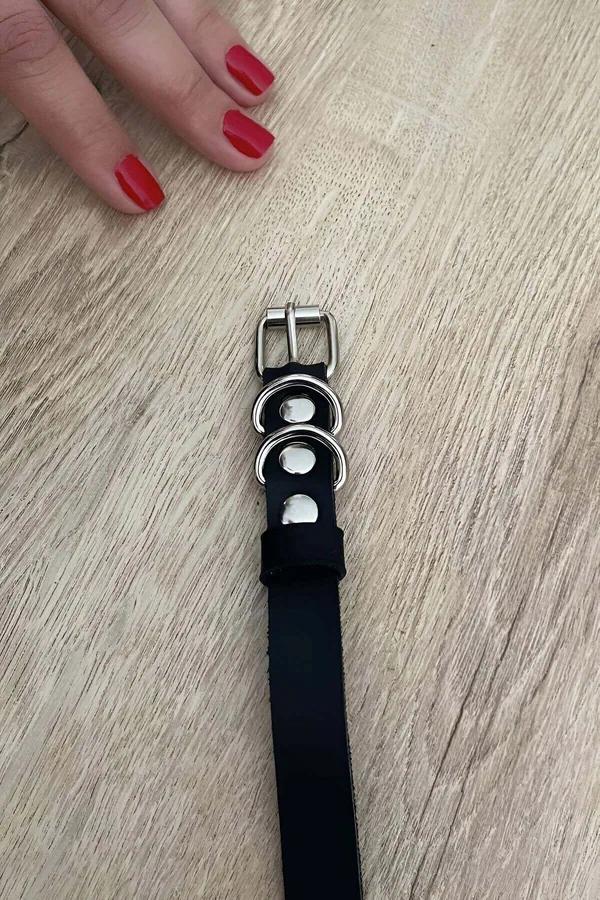 Siyah suni deri kedi boyun tasması gümüş çift D-halka ve metal pin toka detayı