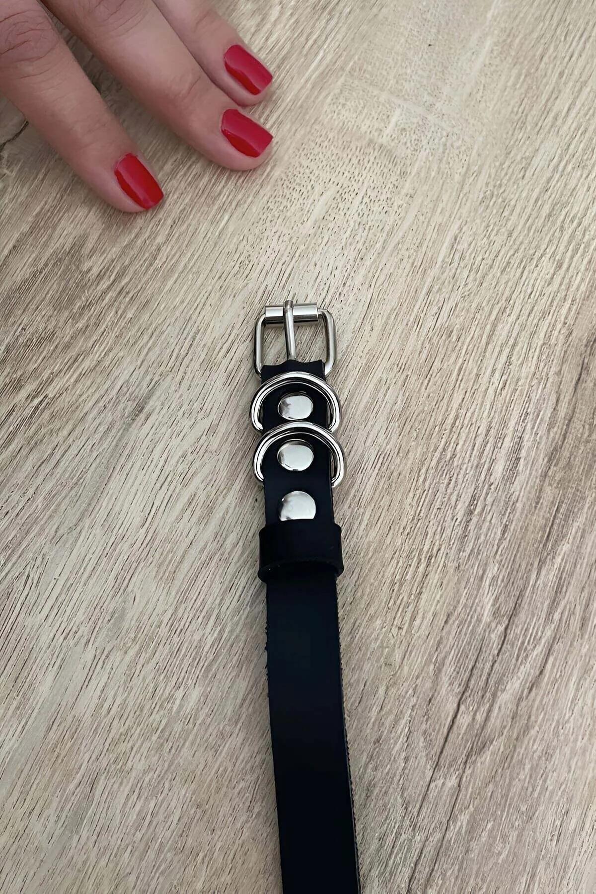 Siyah suni deri kedi boyun tasması gümüş çift D-halka ve metal pin toka detayı