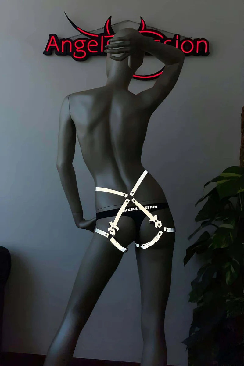 Reflective hip harness waist detail