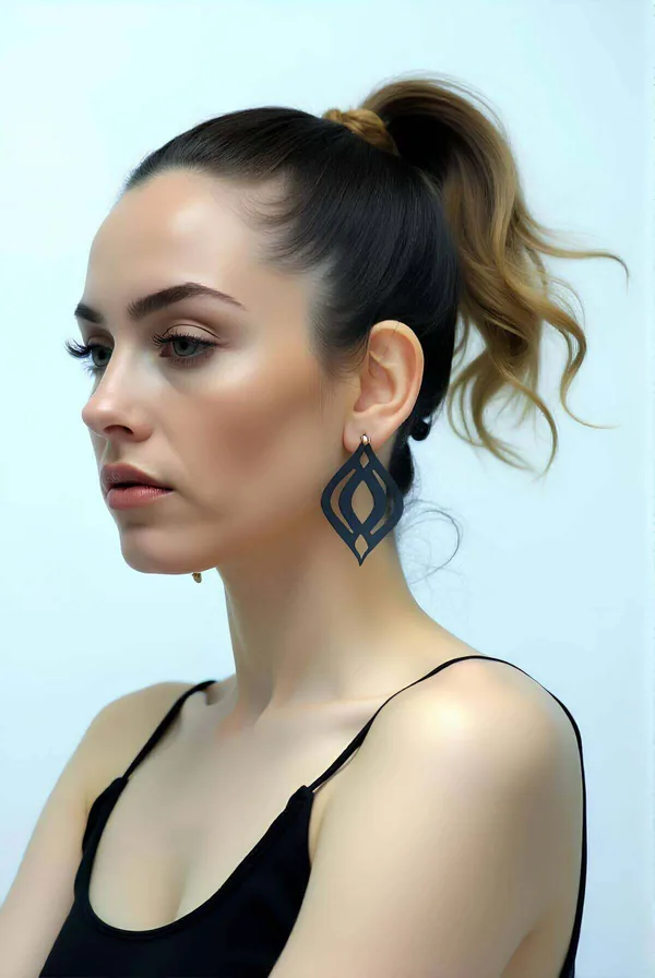Orecchini statement a magazzino all'ingrosso, Black Vegan Leather Drop Earrings with Cut-Out Motif