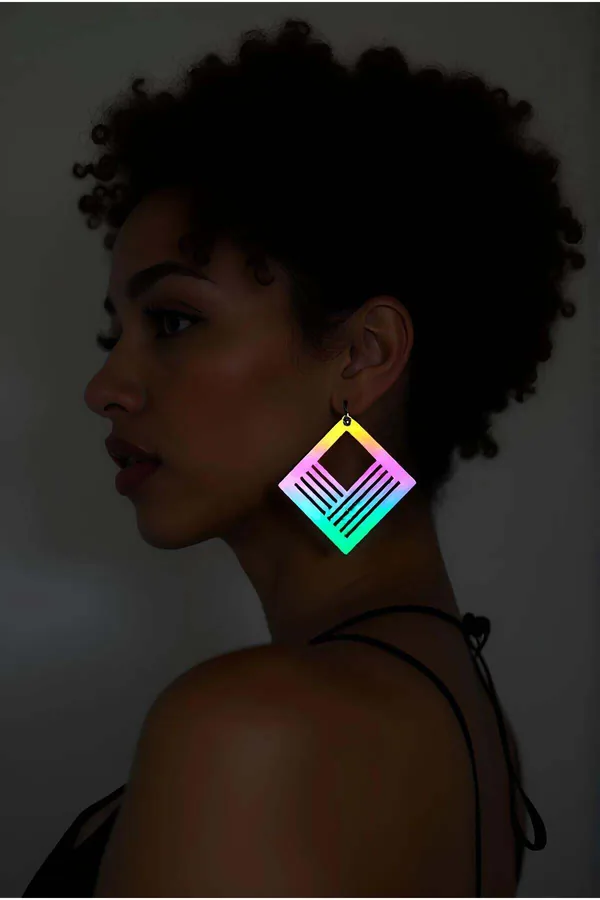 Orecchini riflettenti fotografati in penombra, Reflective Geometric Square Laser Cut Earrings