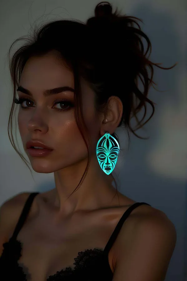 Orecchini riflettenti fotografati in penombra, Reflective Ethnic Face Drop Earrings